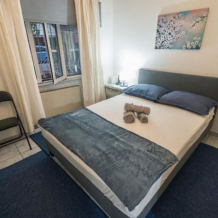 Marina Apartment Пірей Екстер'єр фото